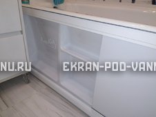 ekran_pod_vannu_s_polkoy